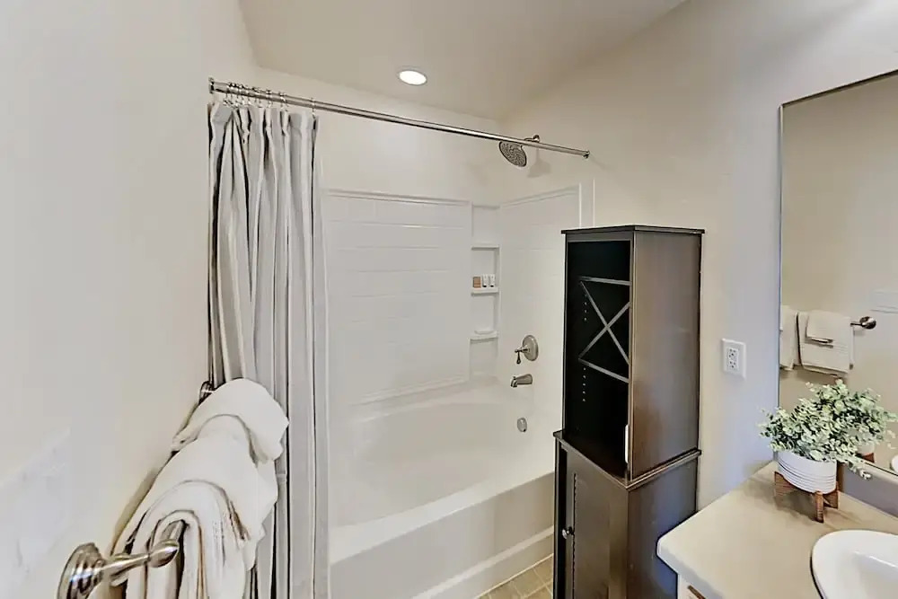 All-suite Main Street : Pool, Hot Tub & Gym 2 Bedroom Condo