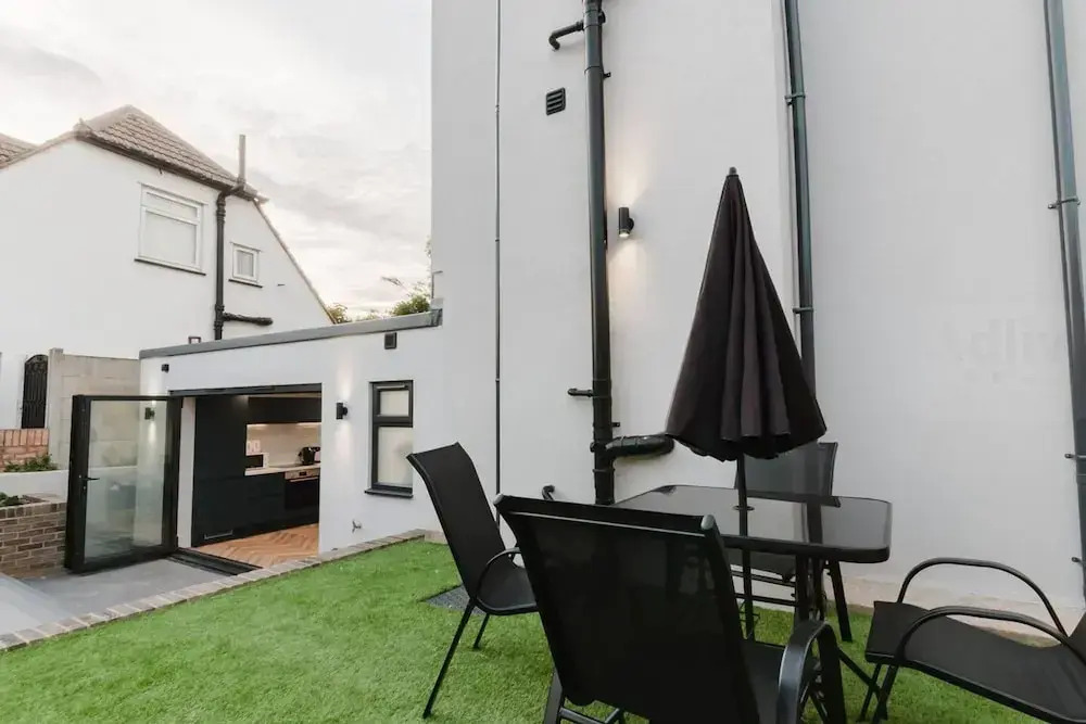 Luxury Seaside Home Parking Sleeps 8 by Adliv