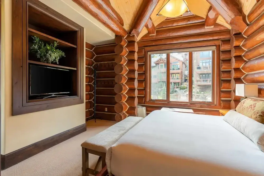 Townhome on the Creek 135 by Avantstay Ski In/ Ski Out Home w/ Hot Tub