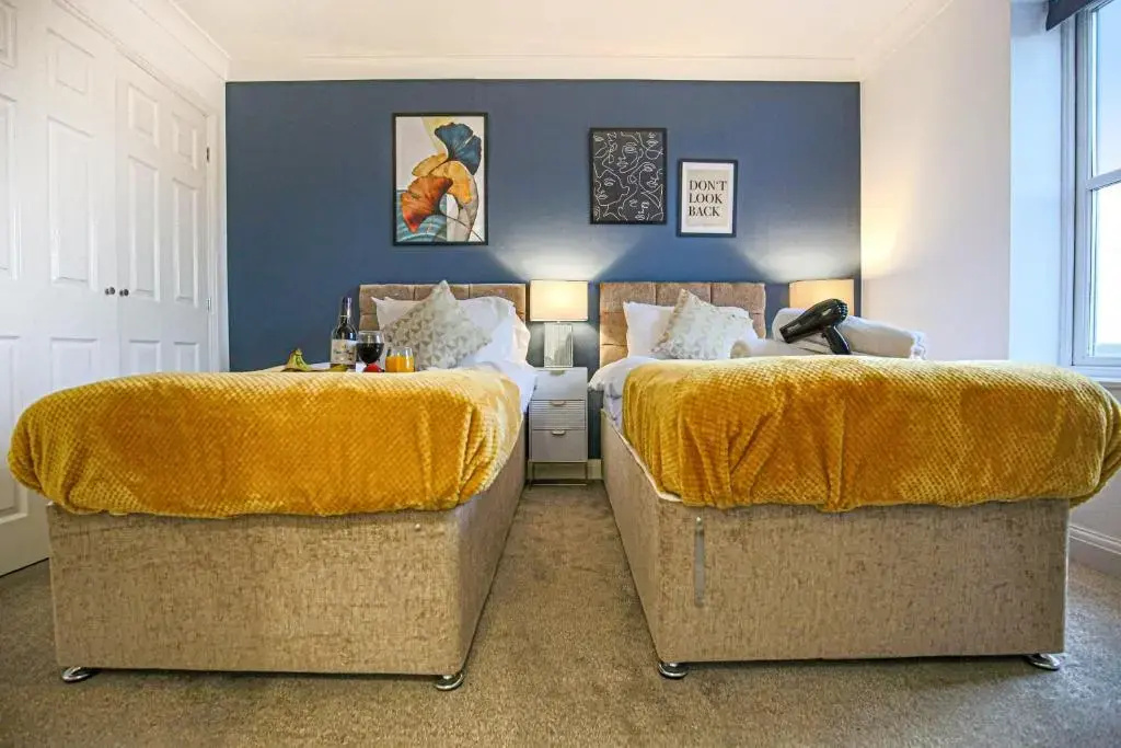 Large 6 Bedroom House with Free Parking, Smart TV with Netflix, Fast Wifi, Air Hockey & Garden by Yoko Property
