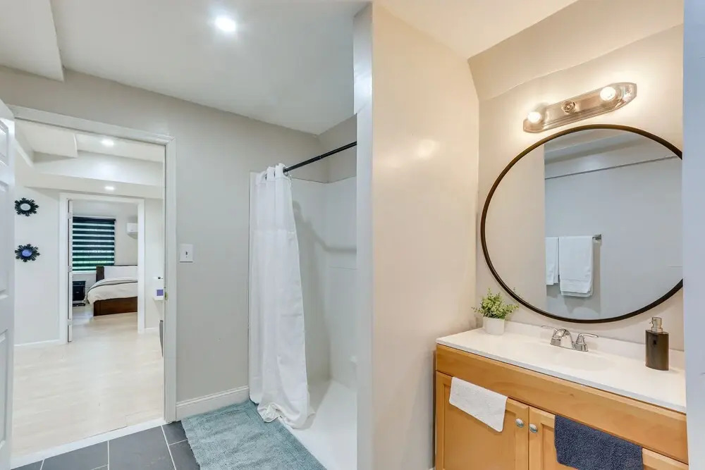 Modern Newark Vacation Rental ~ 3 Mi to Airport!