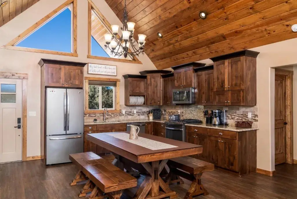Skyfall Cabin. Stunning views, Hot Tub, minutes from Zion