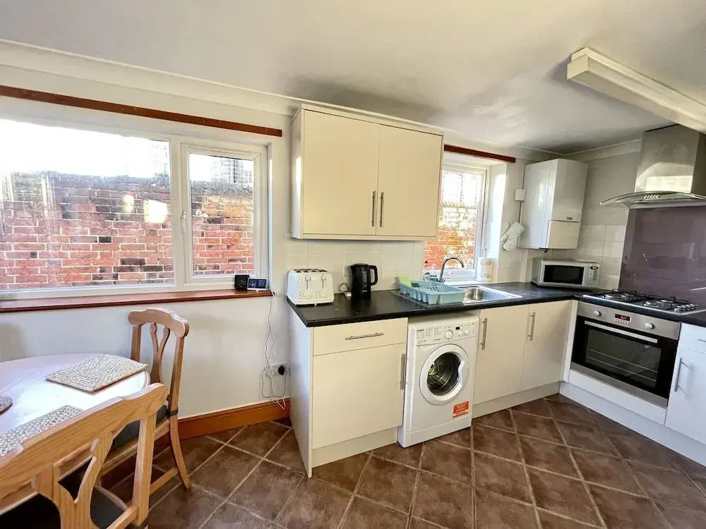 Purple Cloud Cosy 4 bed Cottage with Garden Parking Pet-Friendly