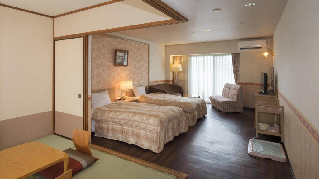 Izu-Kogen Wan Wan Paradise Condominium