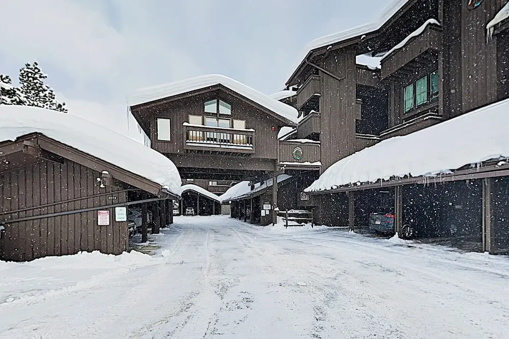 New Listing! Ski-in/ski-out : Hot Tub, Sauna 1 Bedroom Condo