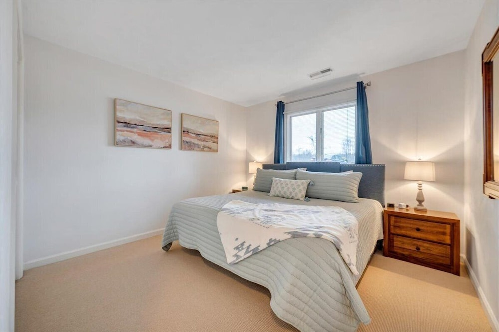 Lake Vibes - Pet Friendly Lakefront Condo!