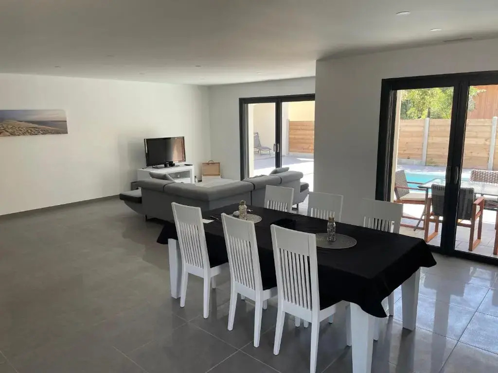 MAISON moderne avec piscine chauffée