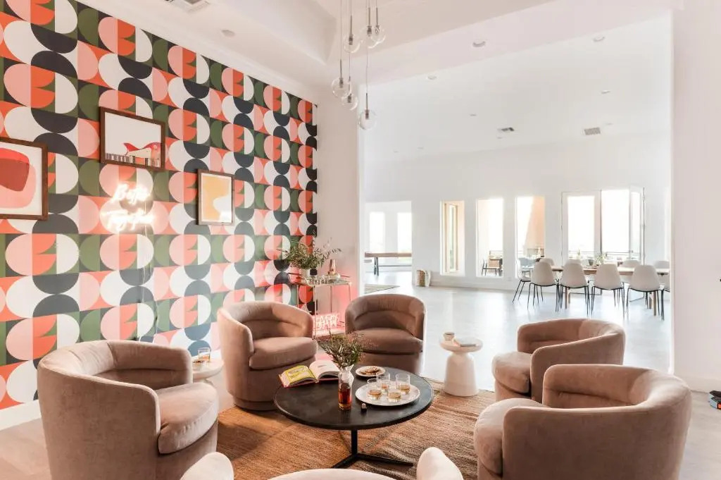Julep by AvantStay Stylish 9 BR Estate w Mid-Century Modern Decor