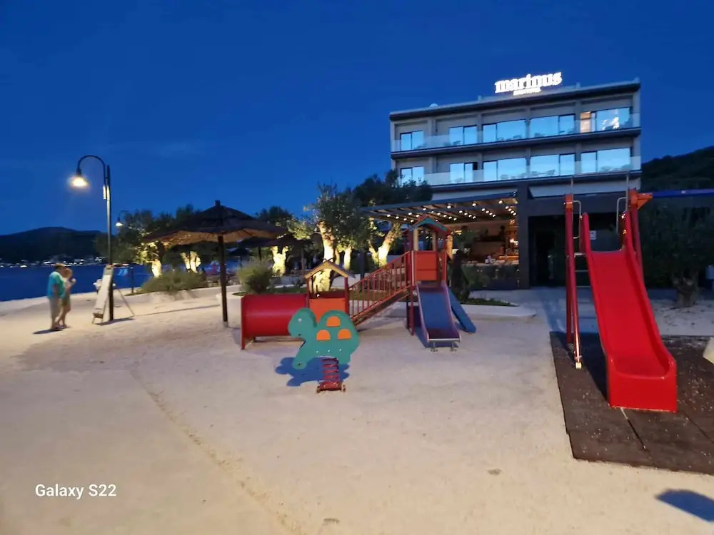 Coastal Apartment - Sleeps 6, Balcony & Parking