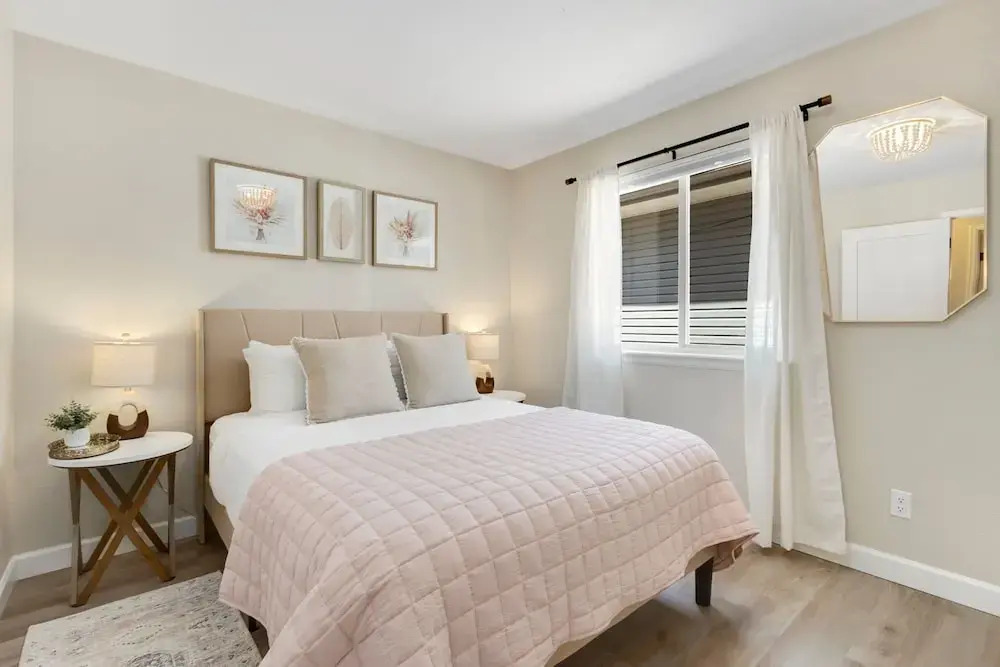 Downtown Windsor Home With Hot Tub & Pool Table