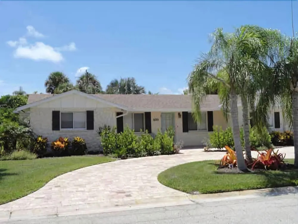 Bay Palms