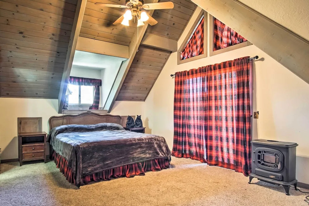 5 Mi to Lake Arrowhead Village: Cabin w/ Game Room