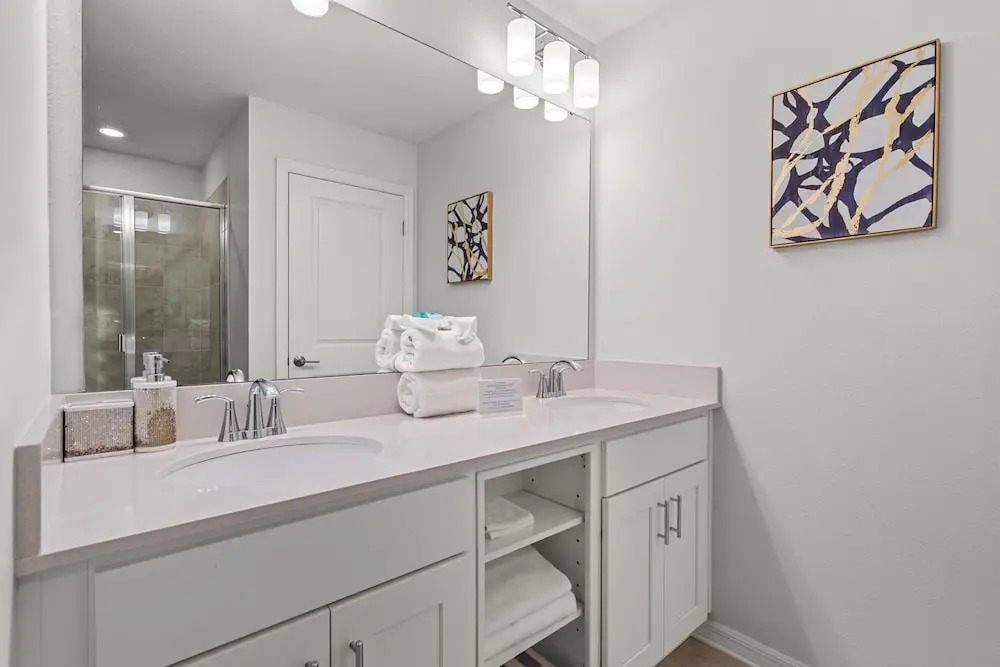 Cozy Stylish 2BR Condo Prime Storey Lake Spot