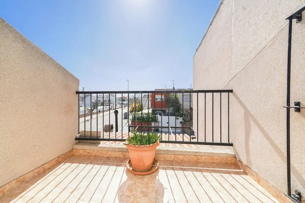 4-Bed Villa Sleeps 8 Pets Ok & 10 min to Beach