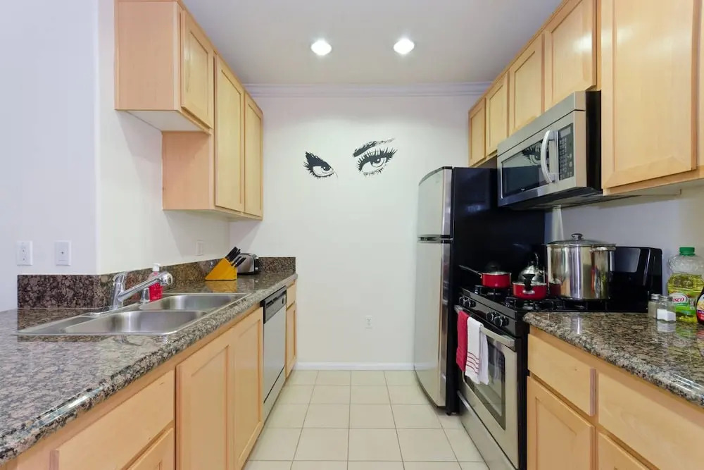 Top Downtown Location, Fast WIFI, & Free Parking! (P-1)