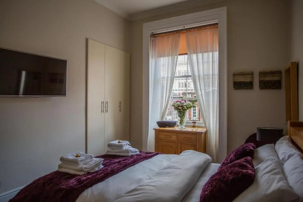 Most central luxury apartment - sleeps 4 & FREE parking!