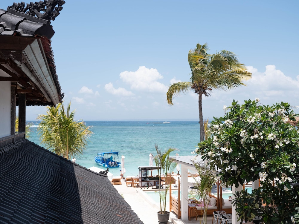 Ohanas Beachfront Resort & Beach Club