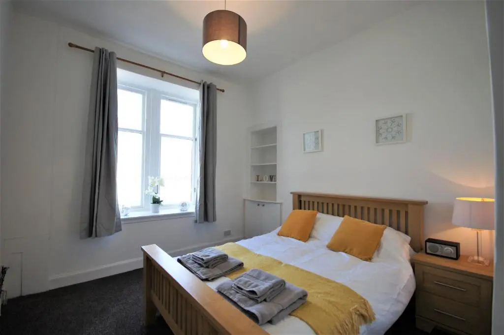 Bright and Cosy West End Apartment