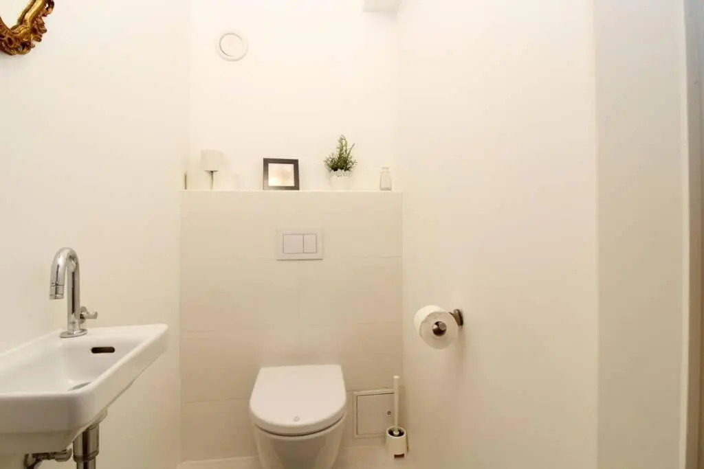 MODERN spacious, 2 BEDROOM, FREE PARKING