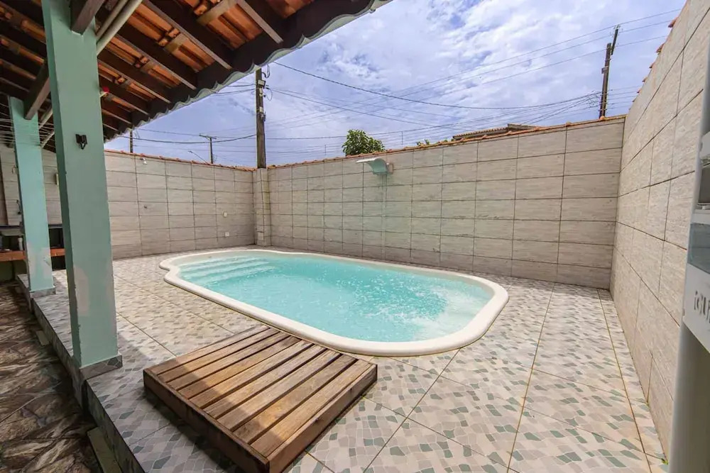 Casa com Piscina e Garagem a 550m da Praia