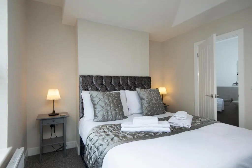 Oliverball Serviced Apartments - Harold House - Modern open plan 4 bedroom, 3 bathroom house in Portsmouth