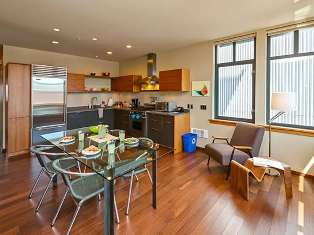 Island Inn at 123 West