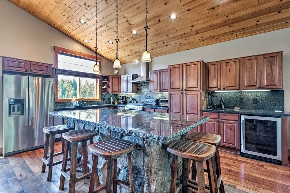 Truckee Escape w/ Hot Tub Near Ski Resorts