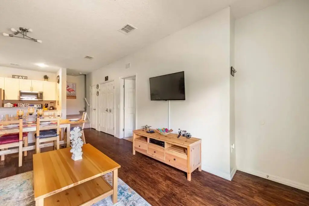 Super Comfy and Spacious 3 Bedroom 10 minutes from Disney, with major shopping 4 minutes away