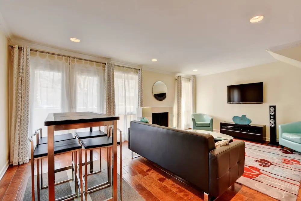 2BR 2 5BA Stunning Townhouse in Downtown Austin by RedAwning