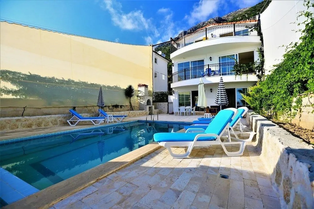 Villa Zumrut 3 by Akdenizvillam