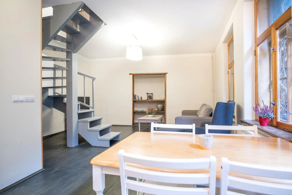 Dream Stay - Bright 2-Bedroom 2-Floor Old Town Apartment