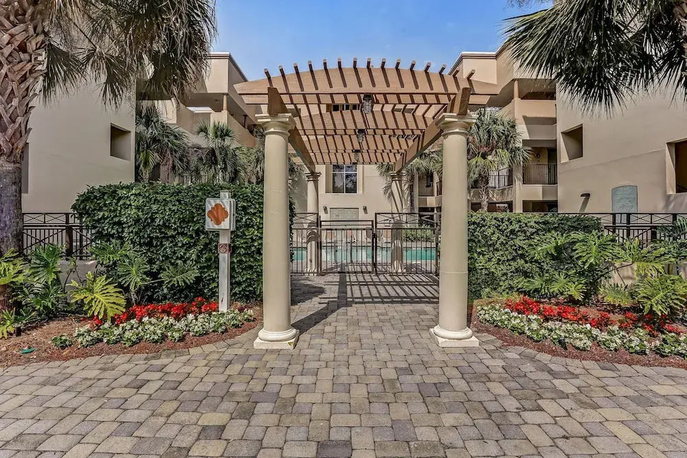 Home Near Beach With Free Wifi, Shared Pool, Central AC, Private W/D