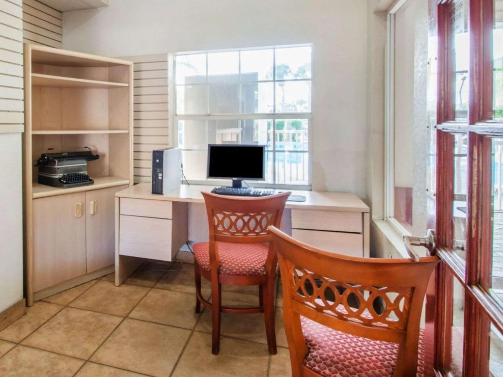 Econo Lodge Airport - RJ Stadium
