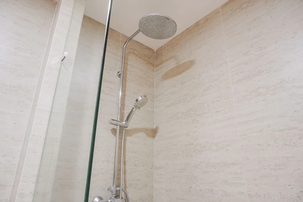 Stunning And Strategic 2Br Gold Coast Apartment Near Pik
