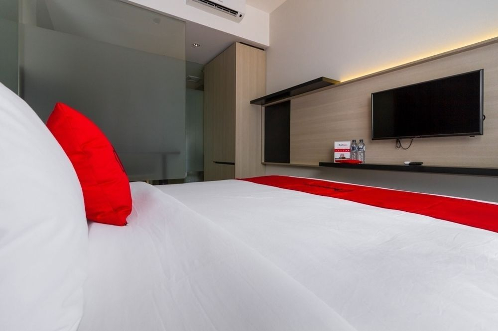 RedDoorz Plus near Perbanas