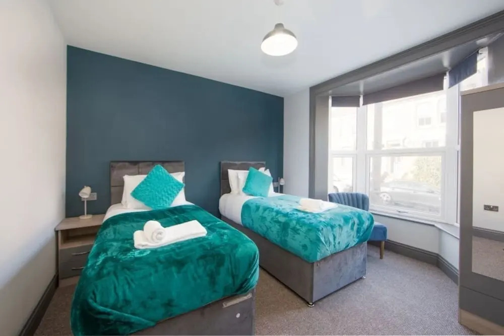 Immaculate 5-bed House in the City Centre Ashford