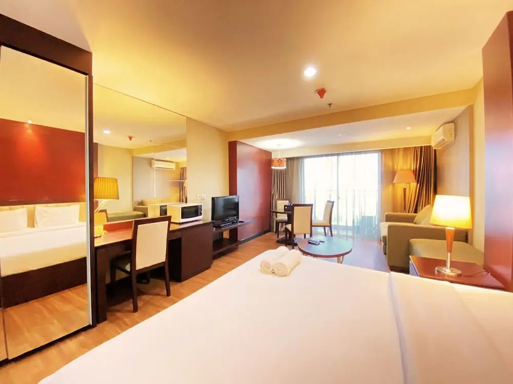 Fancy And Nice Studio At El Royale Apartment