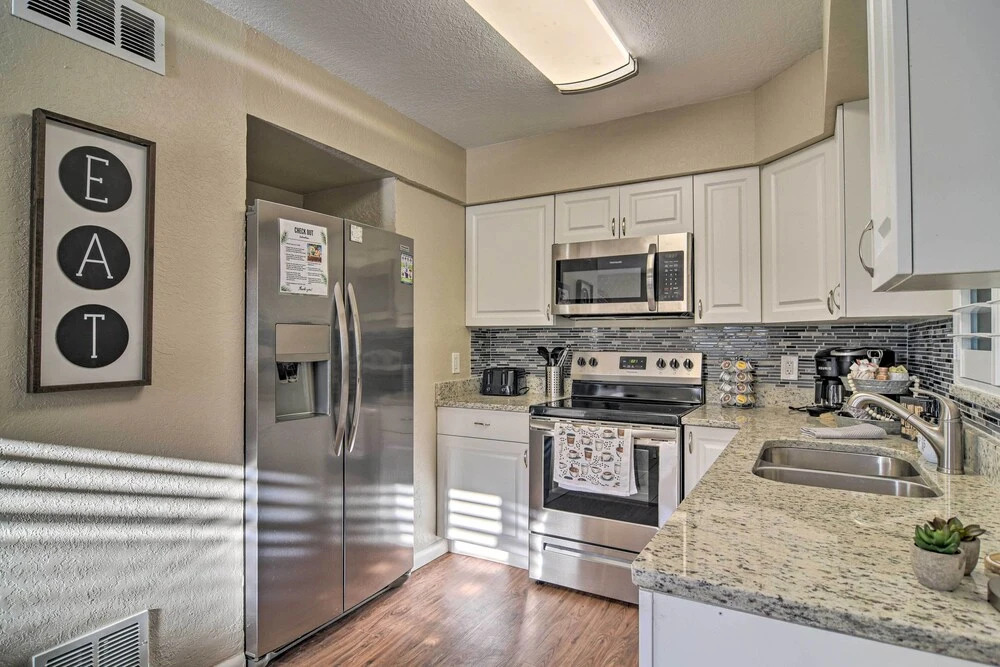 Beach-style Getaway w/ Lanai ~ 4 Mi to Beaches!