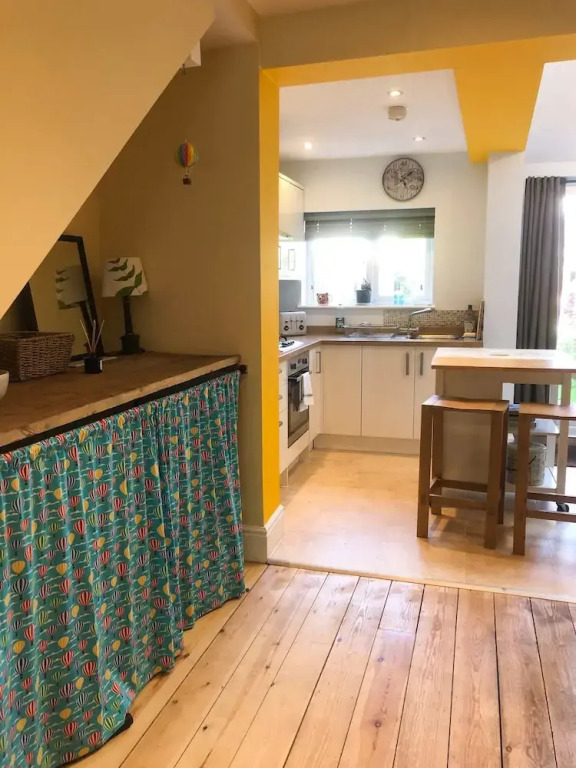 Cheerful 2 Bedroom Family Home With Private Garden