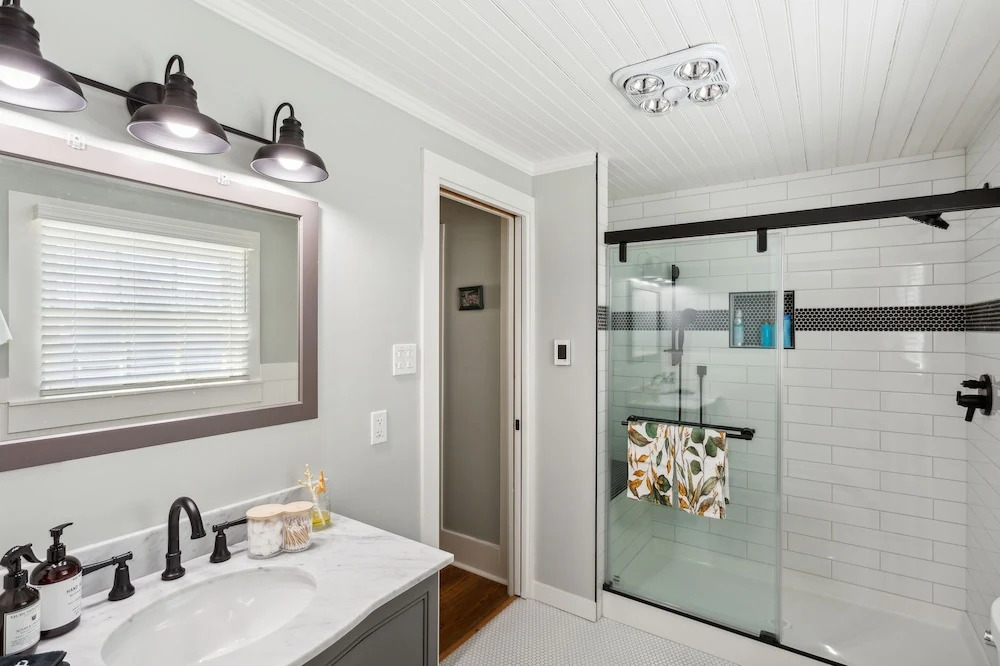 Charming Downtown Mccloud Retreat 2 Bedroom Home by RedAwning