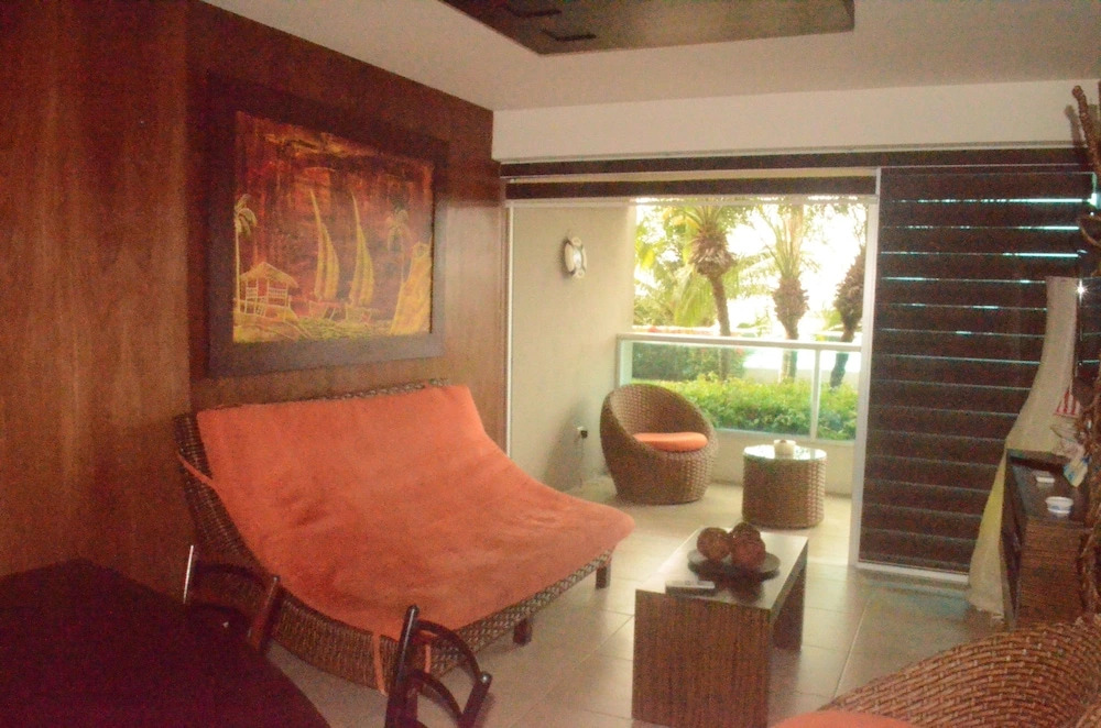 Luxury Apartment 3 r private beach