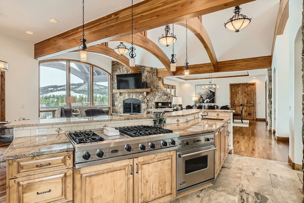 New Listing! Apres & Fairway Retreat 5 Bedroom Home by RedAwning