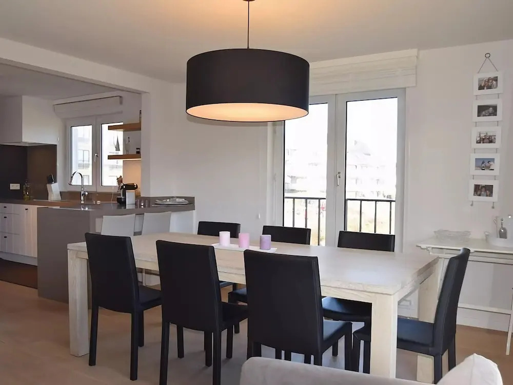 Modern Stay Near the Beach