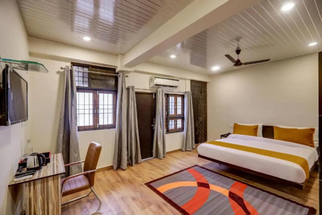 FabHotel SR Square