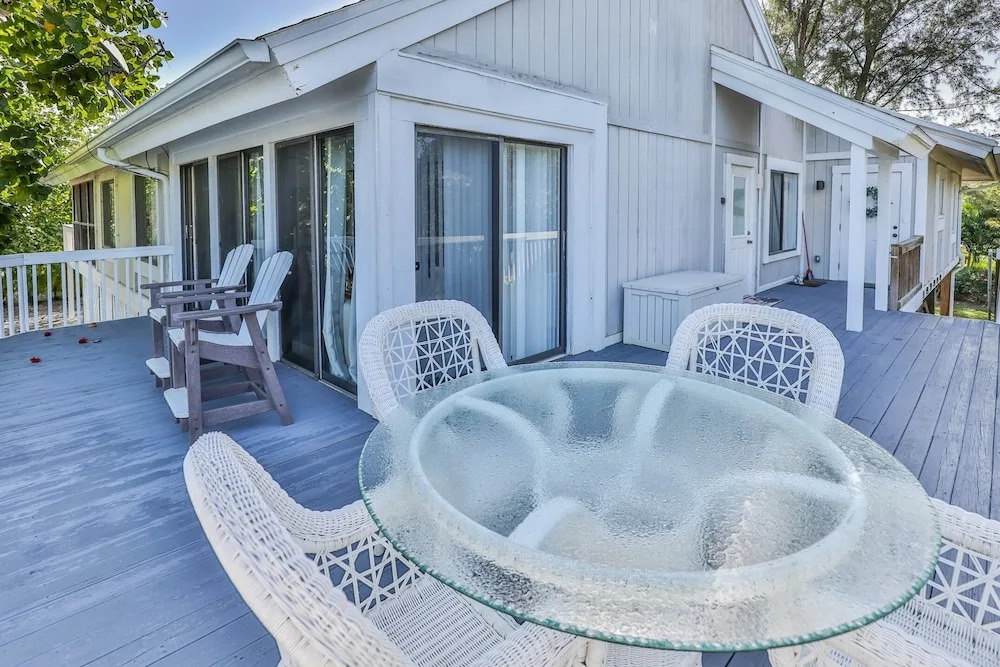 The Lakeside Beach 2 Bedroom Home