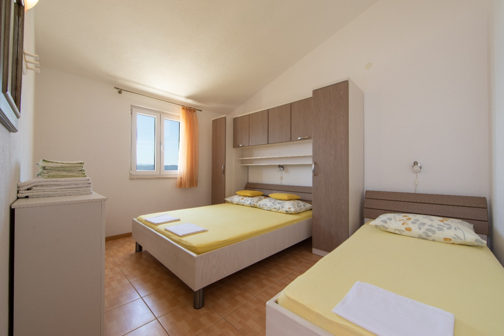 Apartment Ruzica - with sea view: A3 - zuti Igrane, Riviera Makarska