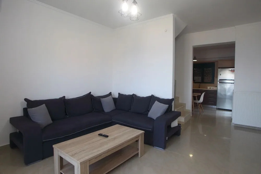 Impeccable 4-bed House in Nikiana