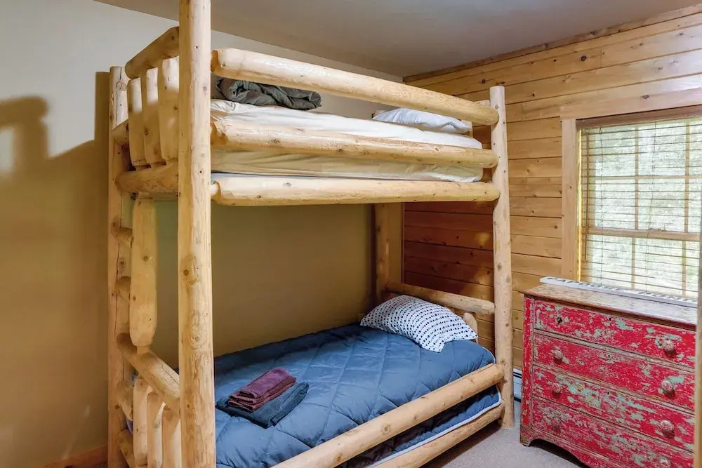 4 Mi to Mount Snow: West Dover Cabin w/ Game Room