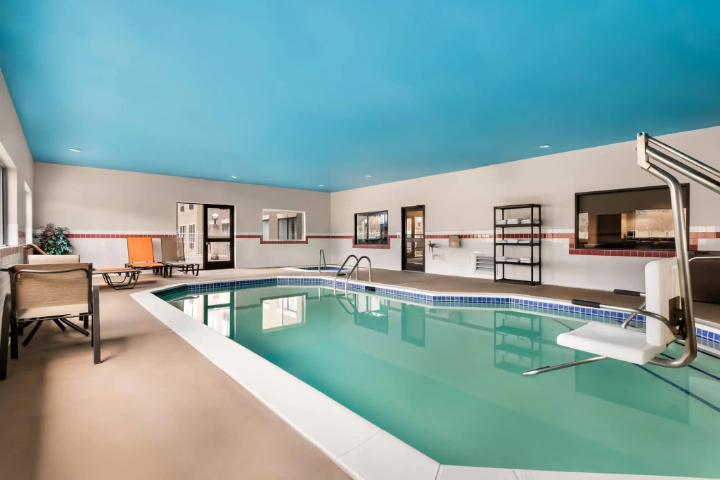 Comfort Inn & Suites North East