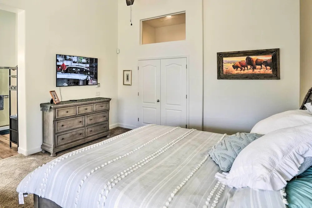 Pool, BBQ & Fire Pit: Family Home in Cave Creek